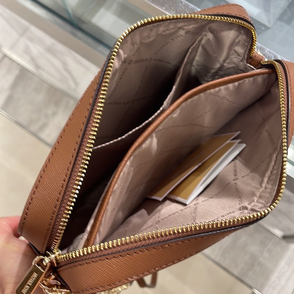 Michael Kors Jet Set Item Large East West Zip Crossbody Vanilla Signature - Picture 10 of 16